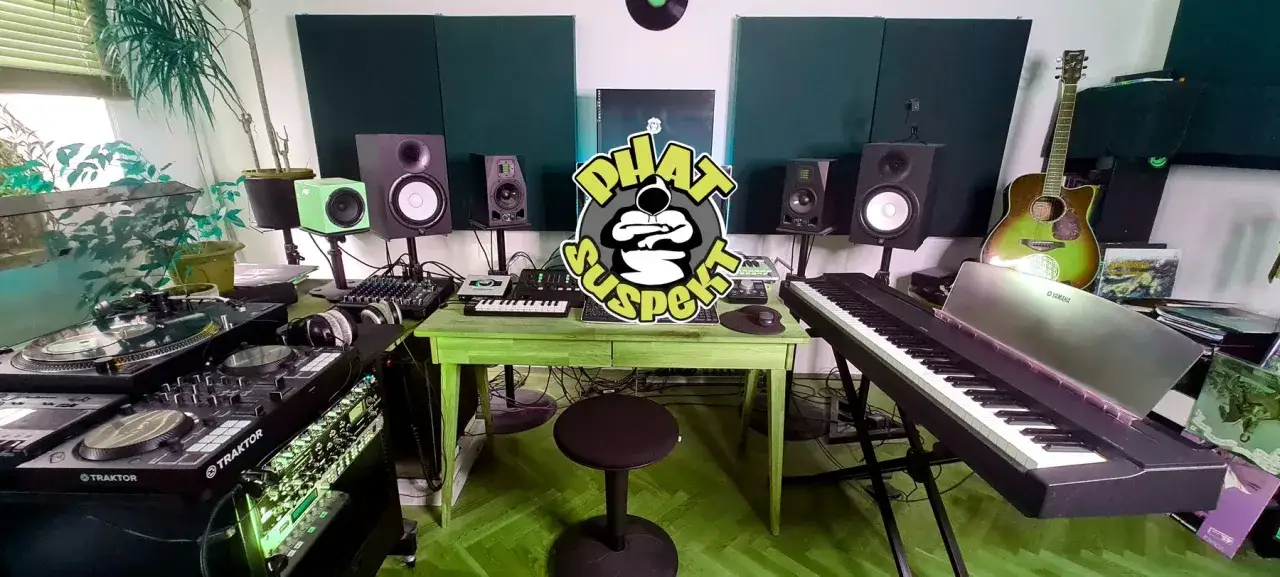 Studio d'enregistrement avec platines, claviers, guitare et logo 