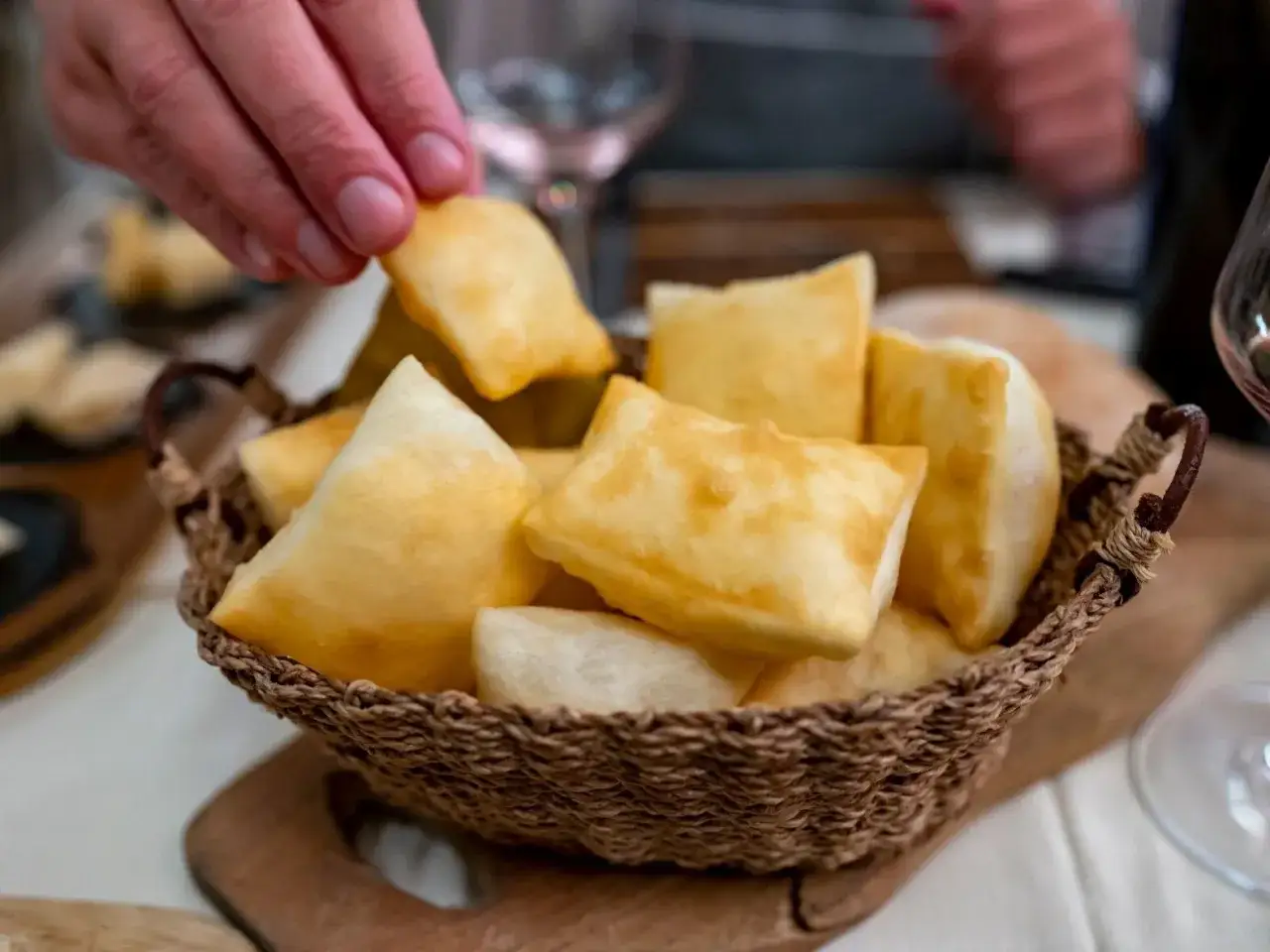 Cesto di gnocco fritto, uno dei piatti tipici di Parma, pronto per essere gustato.
