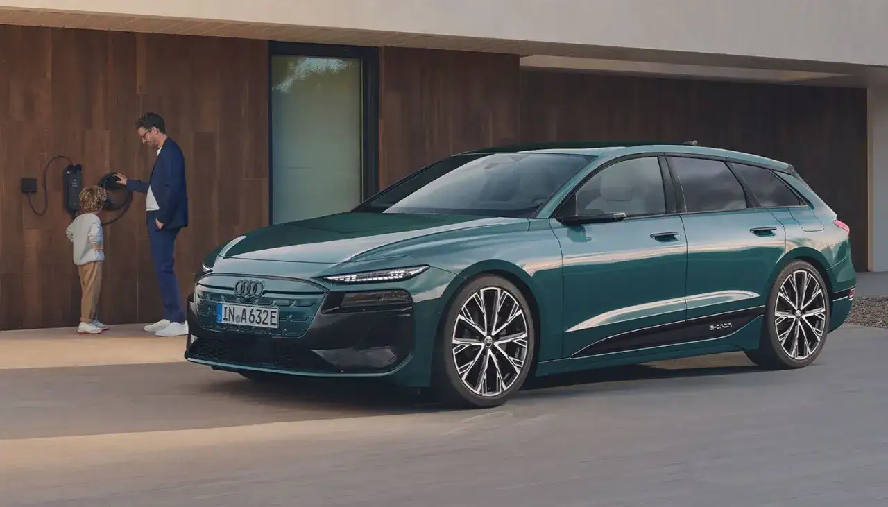 Zielony Audi A6 e-tron z napisem