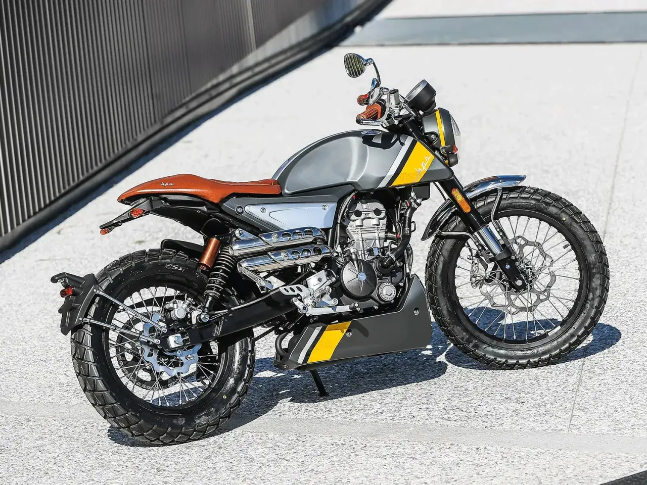 Stylowe motocykle retro z brązowym siedzeniem i ż&oacute;łtymi akcentami, gotowe na przygodę.