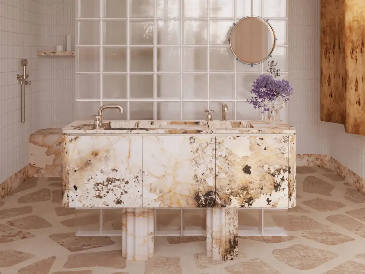Un lavabo in marmo con venature dorate e nere, circondato da pareti a mattonelle di vetro e un pavimento irregolare. Idee bagno originali per un ambiente di lusso.