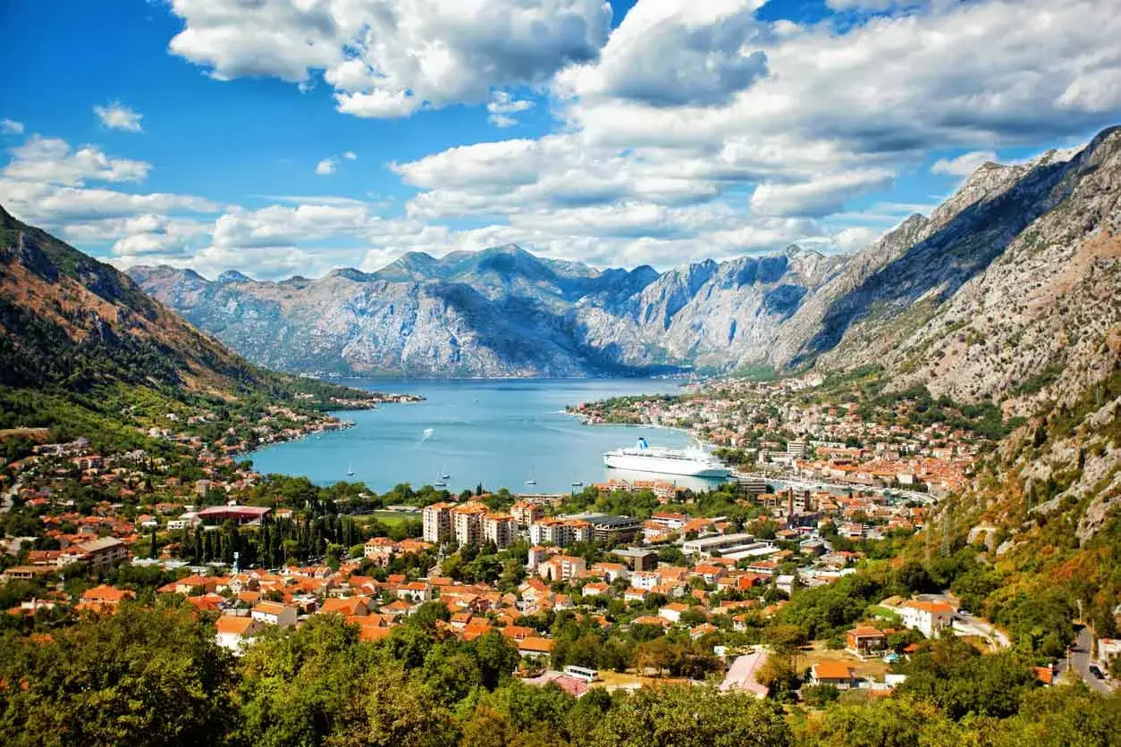 Bucht von Kotor, Montenegro: malerische Stadt mit roten D&auml;chern, umgeben von Bergen. Ein Kreuzfahrtschiff liegt vor Anker. Ein echter Geheimtipp!