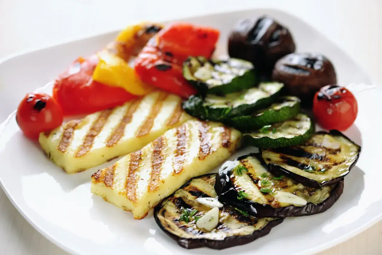 Grillowane warzywa i ser halloumi na talerzu. Pyszne, zdrowe jedzenie z Cypru.