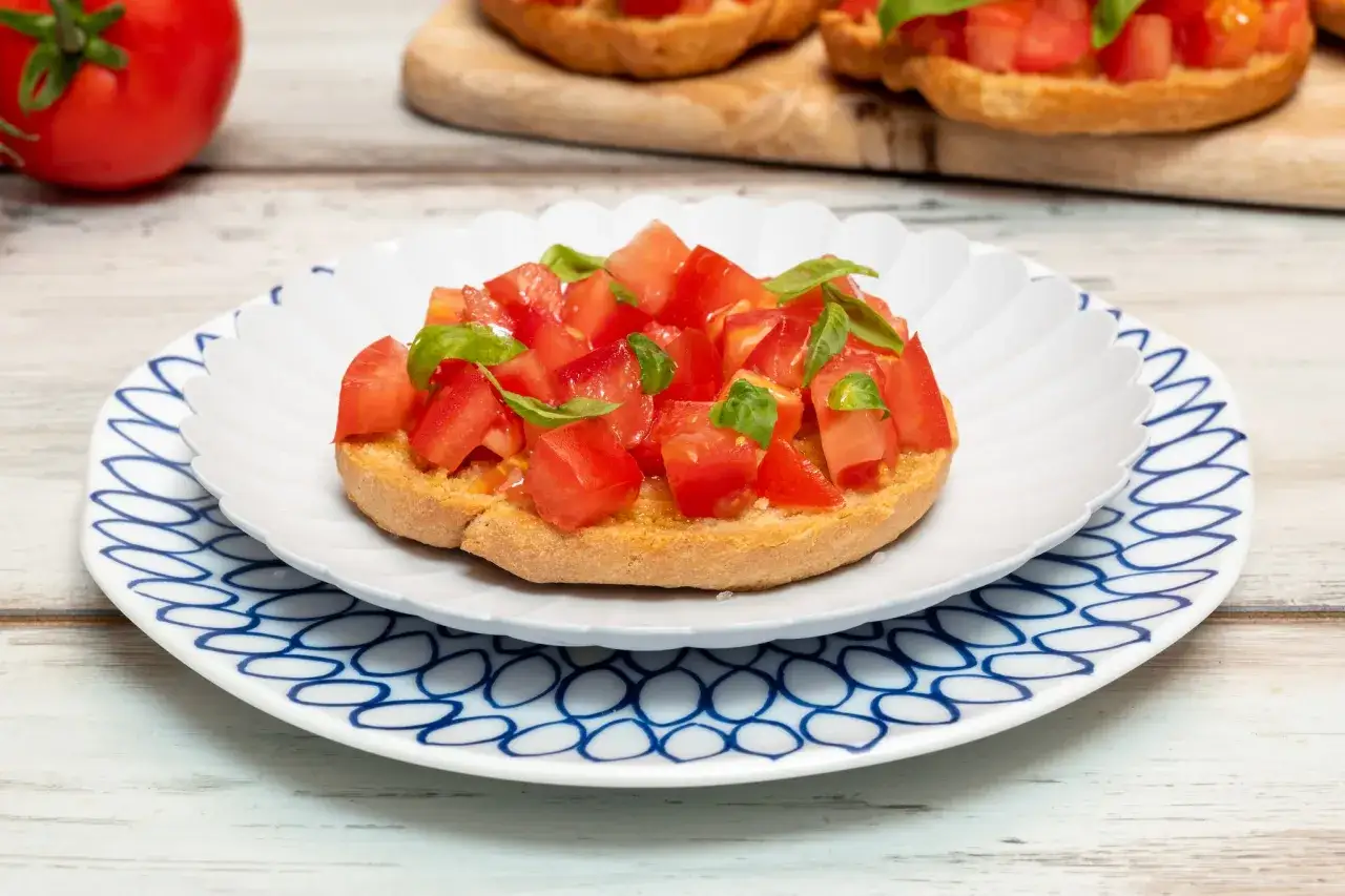 Friselle fresche con pomodorini e basilico, una deliziosa ricetta estiva.