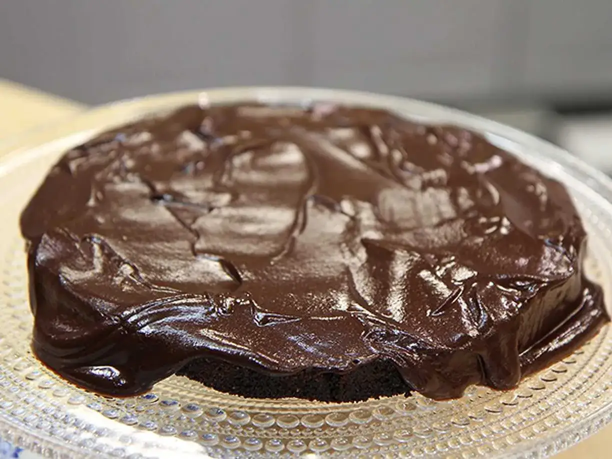 En saftig chokladkaka med en h&auml;rlig, glansig chokladglasyr som rinner ner l&auml;ngs kanten. Perfekt f&ouml;r fikat!