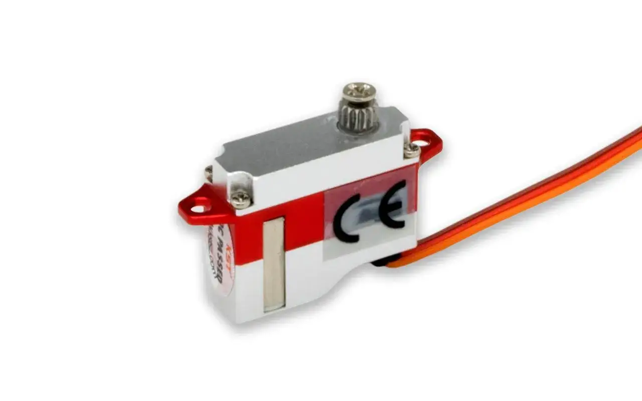 Kompakter d47 servo mit silbernem Gehäuse, rotem Streifen und CE-Zeichen. Ideal für Modellbauprojekte.