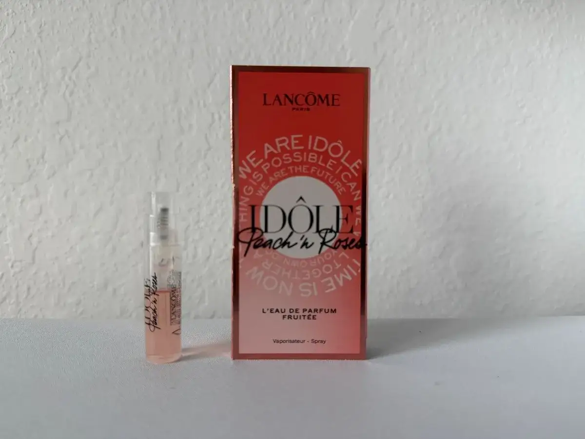 Nowy zapach Lanc&ocirc;me Id&ocirc;le Peach 'n Roses w pr&oacute;bce i opakowaniu. Słodka brzoskwinia i r&oacute;ża w nowej odsłonie.