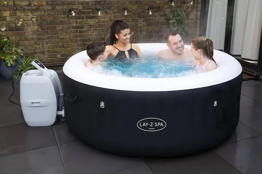 Lay-Z-Spa Miami AirJet jacuzzi w ogrodzie