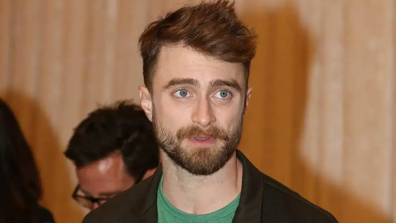 Daniel Radcliffe z niebieskimi oczami i zarostem, który kiedyś zmagał się z chorobą.