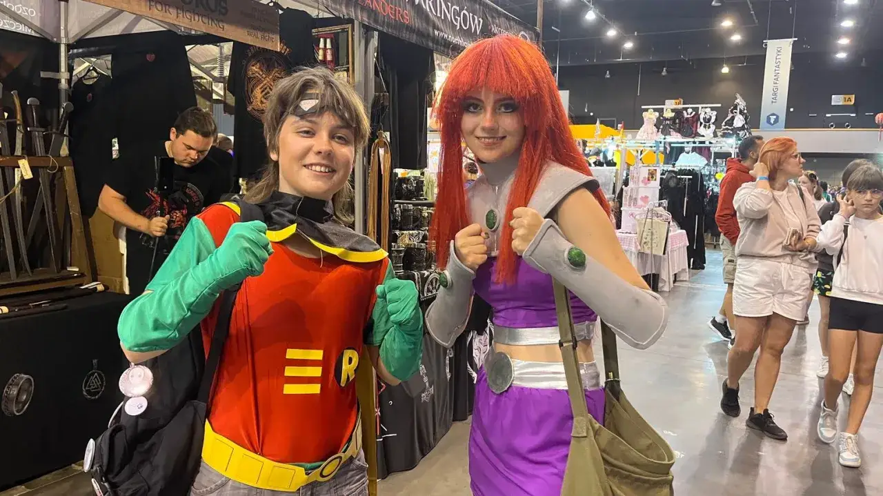 Dwie osoby w strojach Robin i Starfire na targach gamingowych.