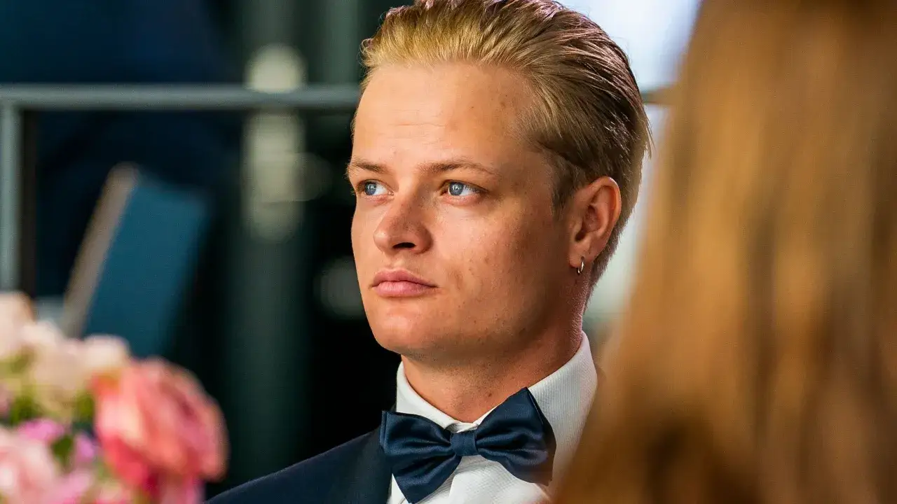 Marius Borg Høiby, med blå ögon och en mörkblå fluga, ser fundersam ut vid ett evenemang.