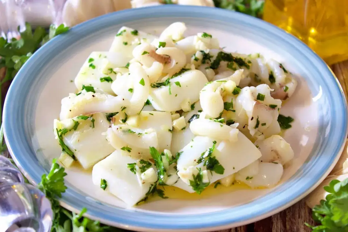Sabrosa sepia a la plancha, troceada y aderezada con ajo y perejil fresco. Un plato ligero y lleno de sabor.