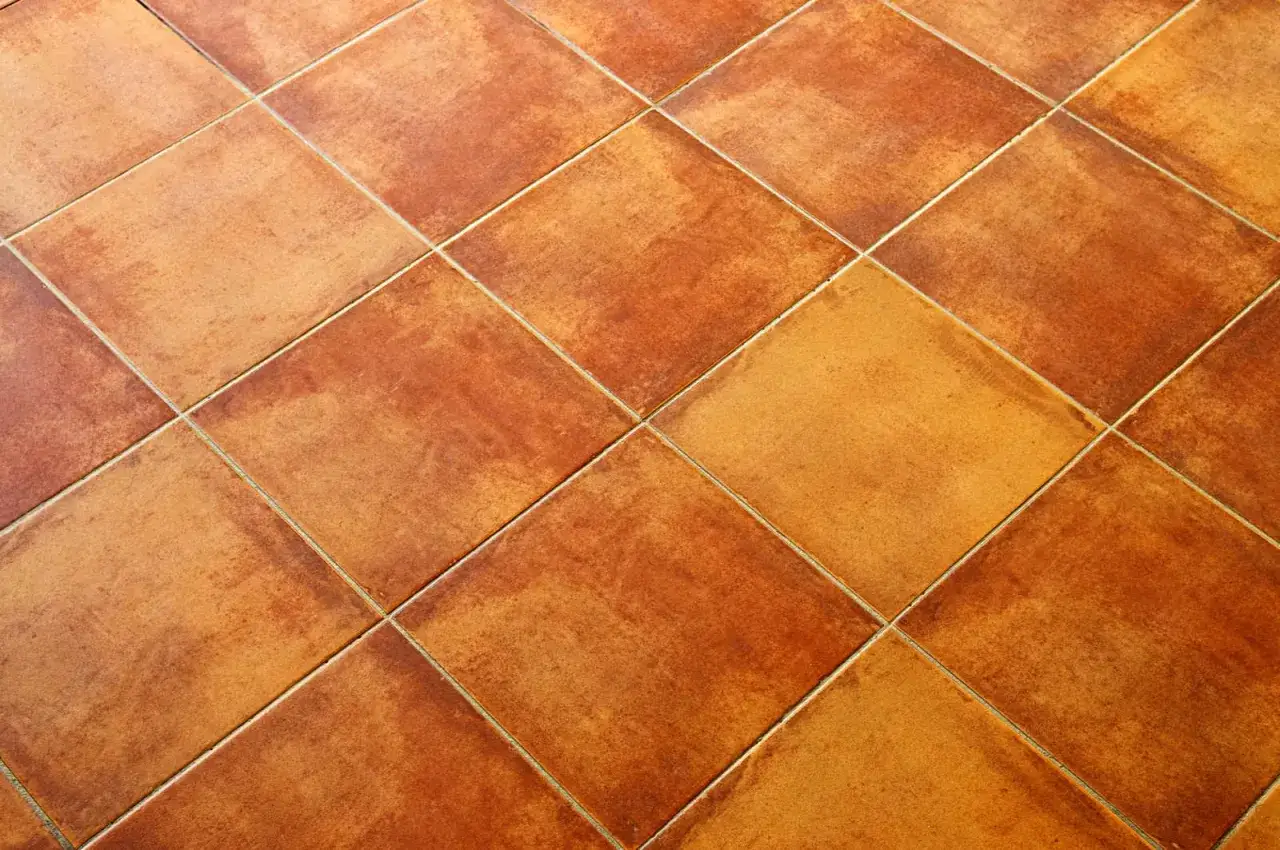 Carrelage en terre cuite, aspect vieilli. Id&eacute;al pour un traitement avec un m&eacute;lange d'huile de lin et d'essence de t&eacute;r&eacute;benthine.