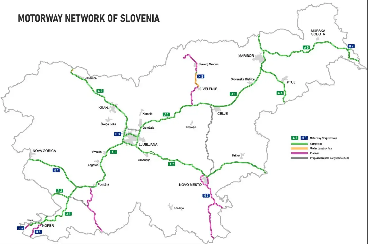 Mapa sieci autostrad Słowenii, pokazująca ukończone, w budowie i planowane trasy. Winieta słowenia.