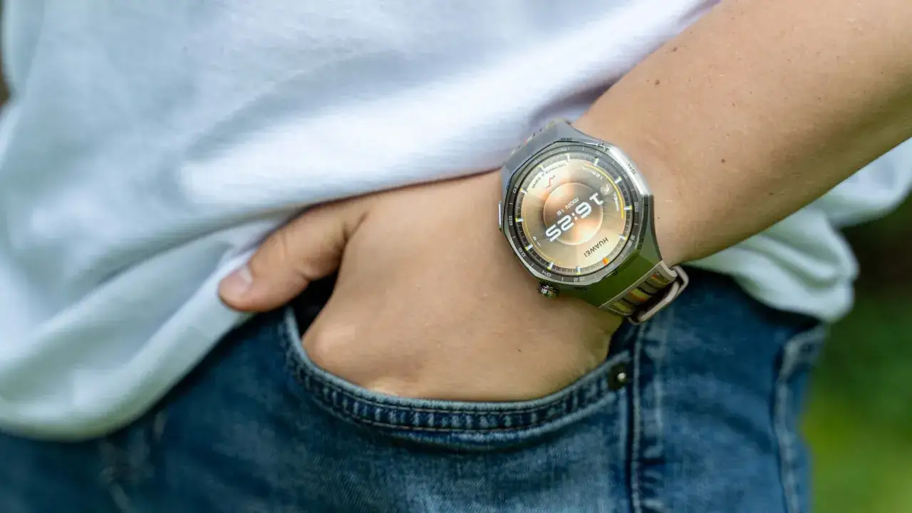 Huawei Watch GT 6 Pro na nadgarstku