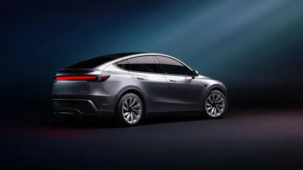 Srebrny SUV z futurystycznym tyłem, symbol przyszłości motoryzacji bez zakazu samochodów spalinowych.