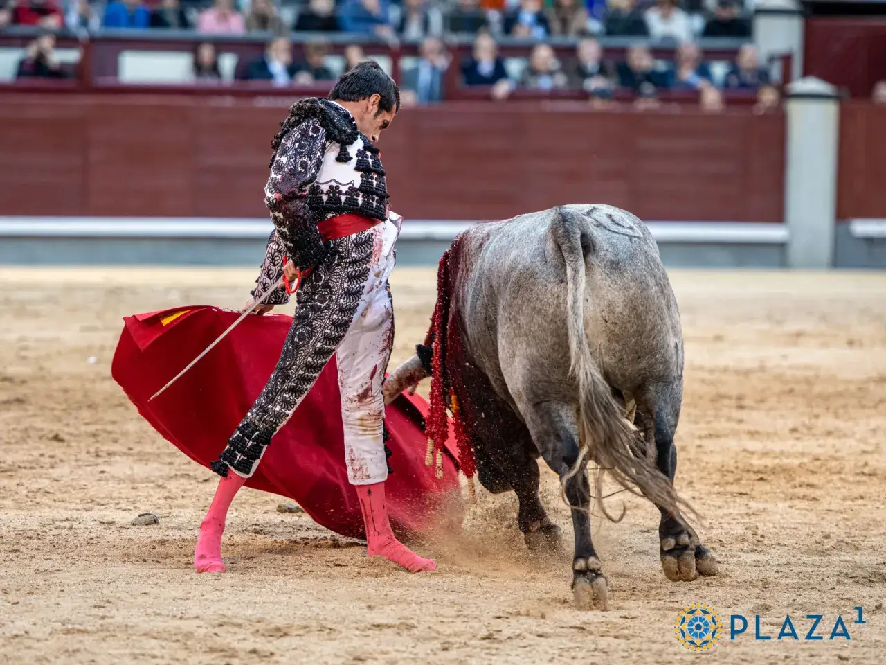 Emilio de Justo, torero, se enfrenta a un toro en Las Ventas. El p&uacute;blico observa atento la faena.