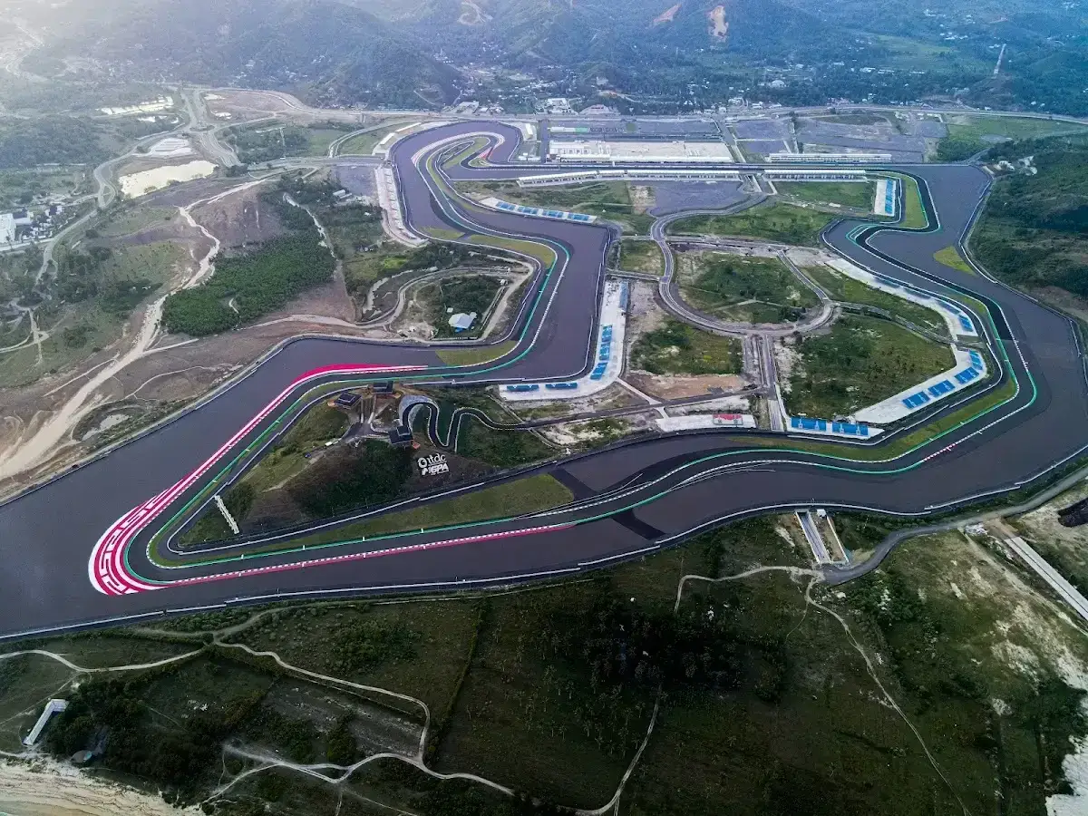 Vista a&eacute;rea del Pertamina Mandalika International Street Circuit, con sus curvas y gradas, rodeado de vegetaci&oacute;n y monta&ntilde;as.