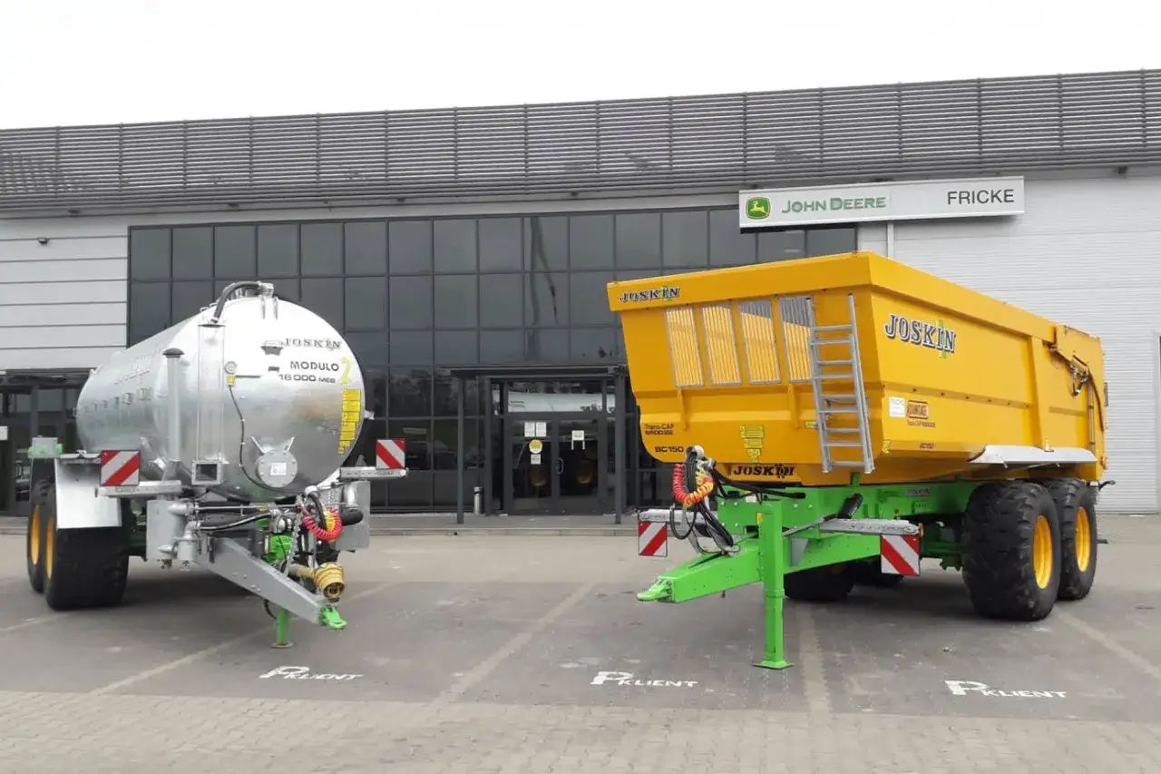 Nowoczesne maszyny rolnicze JOSKIN: cysterna i przyczepa wywrotka, przed salonem John Deere FRICKE.