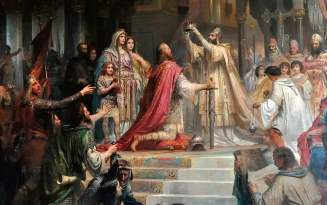 Uroczysta koronacja Karola Wielkiego. Papież nakłada mu koronę na głowę, obok stoi miecz. Tłum świadków, w tym kobiety i dzieci, obserwuje wydarzenie.