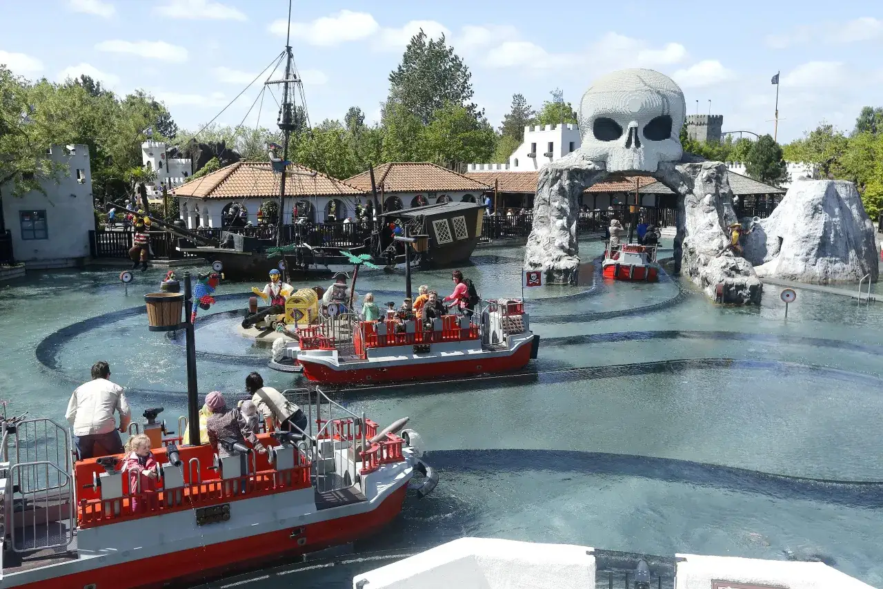 Rejs łodzią w Legolandzie w Danii, pod gigantyczną czaszką z klocków.