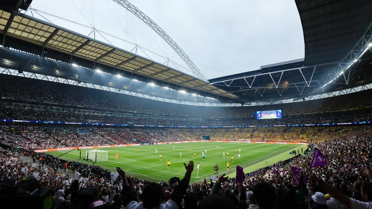 Wielki stadion wypełniony kibicami, piłkarze na boisku. To miejsce, gdzie będzie Euro 2028, pełne emocji i sportowych zmagań.