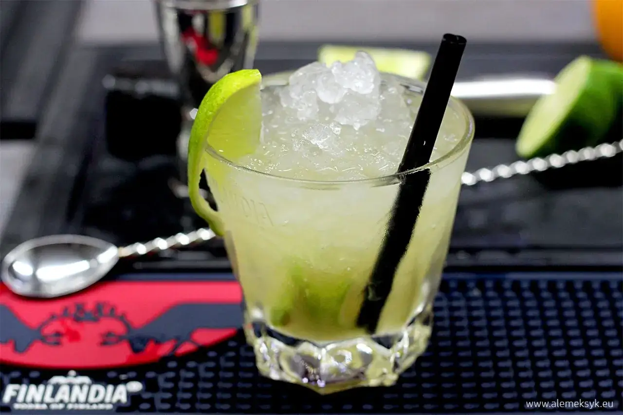 Orzeźwiający drink z lodem i limonką, idealny na upalne dni. Czy to Caipirinha czy Caipiroska?