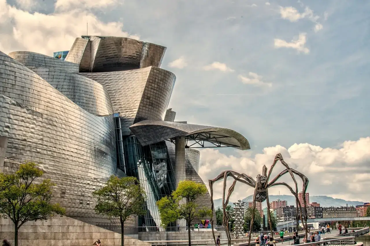 Muzeum Guggenheima w Bilbao, z jego falującą, tytanową fasadą, to jedna z głównych atrakcji miasta. Obok stoi gigantyczny pająk Maman.