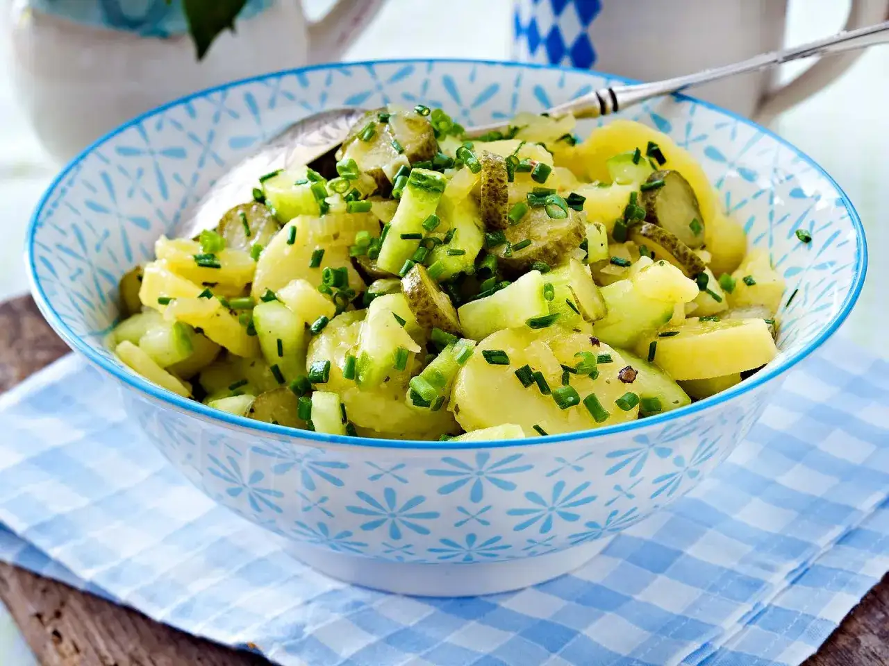 Schmackhafter Kartoffelsalat mit Gurken und Schnittlauch. Wenn der Kartoffelsalat zu sauer ist, was tun? Ein L&ouml;ffel Zucker hilft!