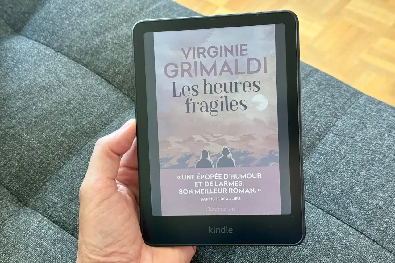Un Kindle, appareil de lecture numérique, affiche la couverture du roman