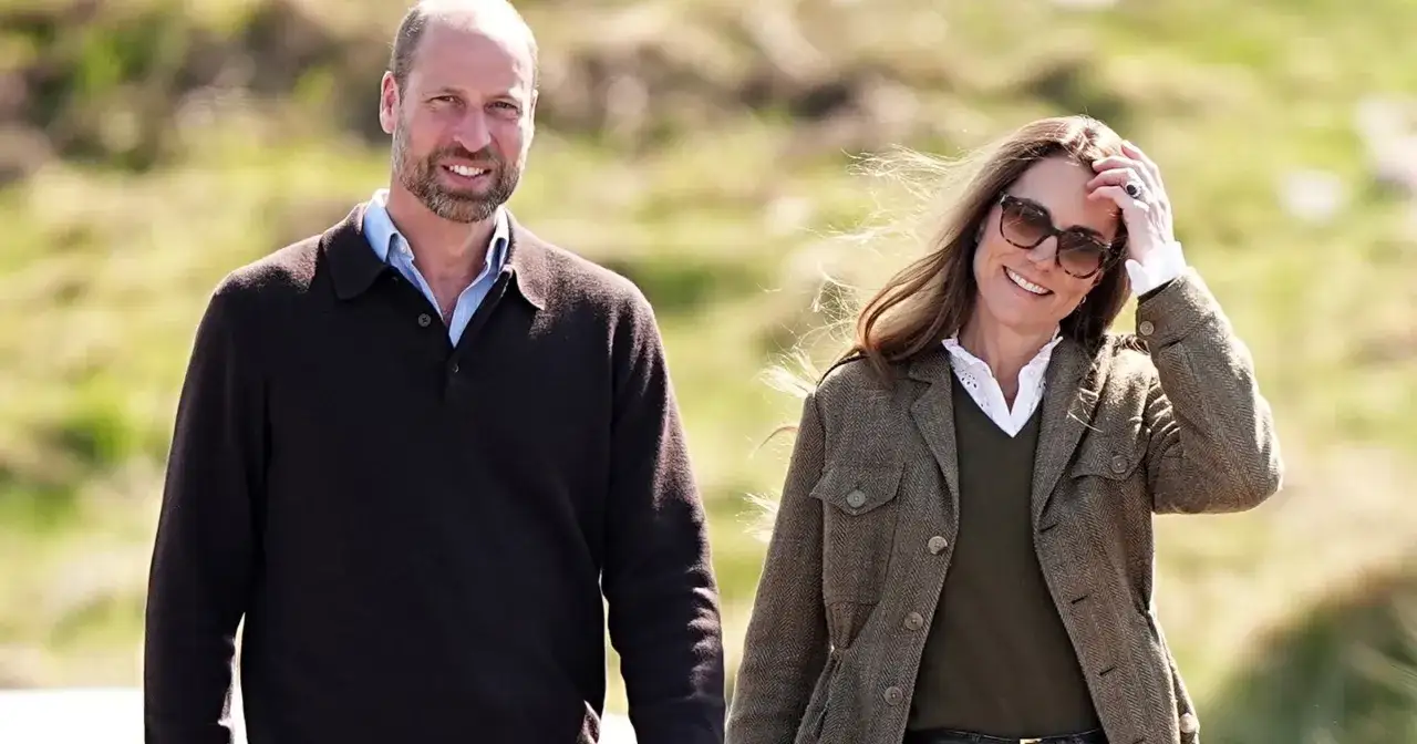 Kate i William uśmiechają się, spacerując na świeżym powietrzu.