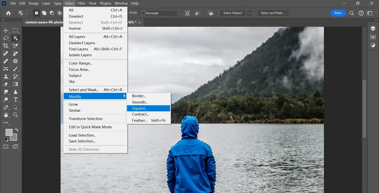 Bearbeitung einer Person mit Photoshop inhaltsbasiert füllen. Auswahl wird erweitert, um den Hintergrund besser zu integrieren.