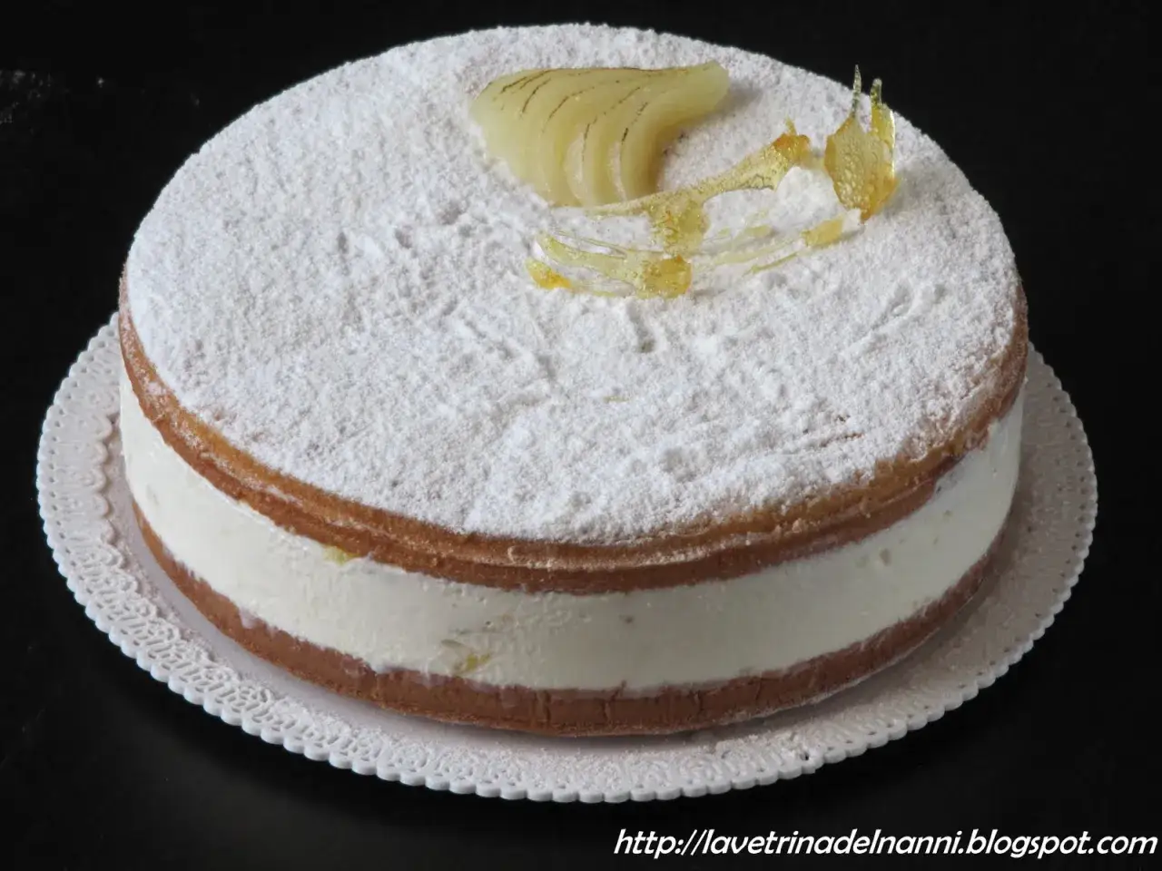 Torta ricotta e pere, ricetta originale napoletana, soffice e cremosa, decorata con zucchero a velo, pera caramellata e croccante.