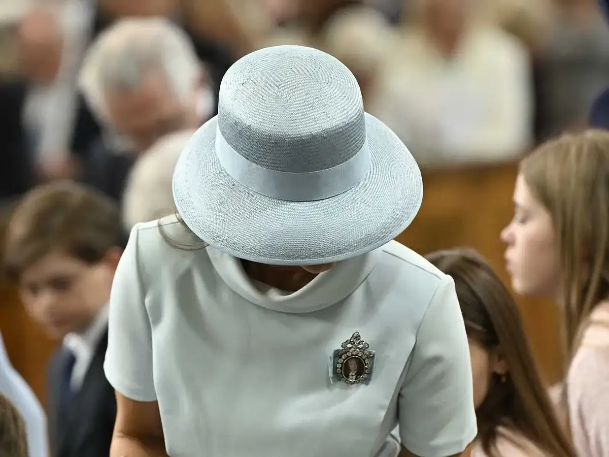 Prinsessan Sofia bär en elegant ljusblå hatt och en brosch.