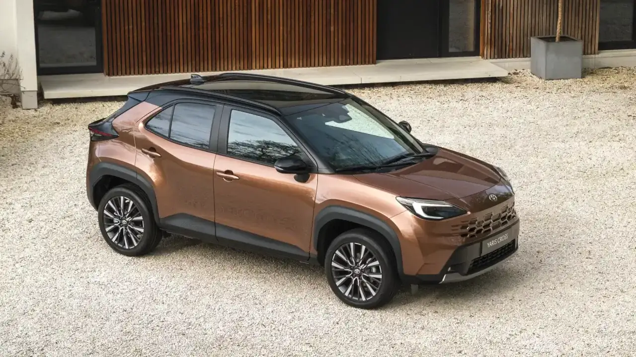 Nowy Toyota Yaris Cross w kolorze miedzianym z czarnym dachem. Odkryj bogactwo toyota yaris kolory lakieru.