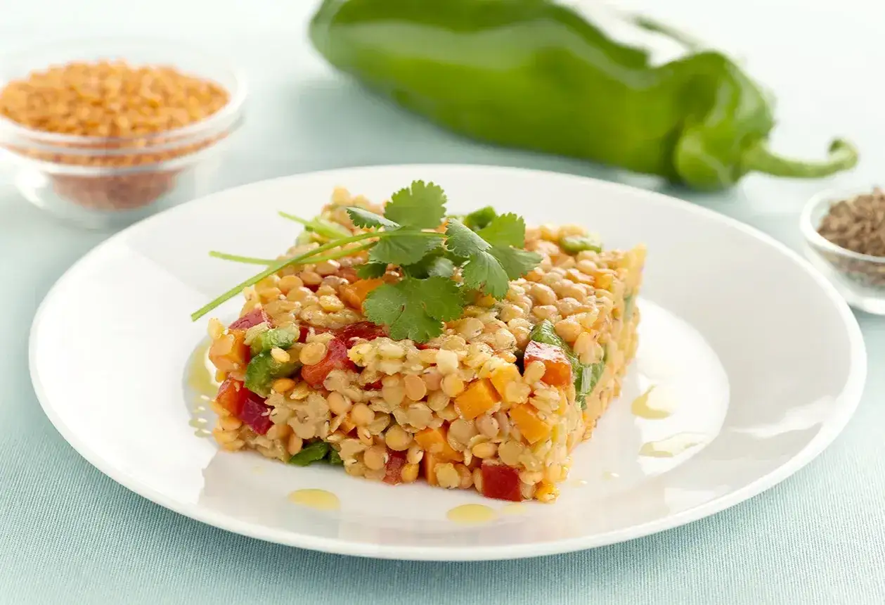 Ensalada de lentejas con verduras, estilo Arguiñano. Fresca y colorida, lista para disfrutar.