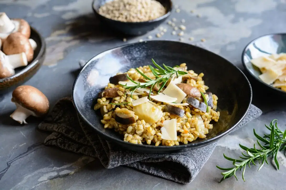 Pyszne risotto z grzybami i parmezanem, idealne, gdy szukasz czegoś co zamiast białego wina do risotto.