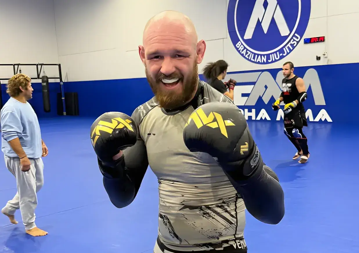 Viacheslav Borshchev ler glatt med boxningshandskar på sig i en MMA-klubb.