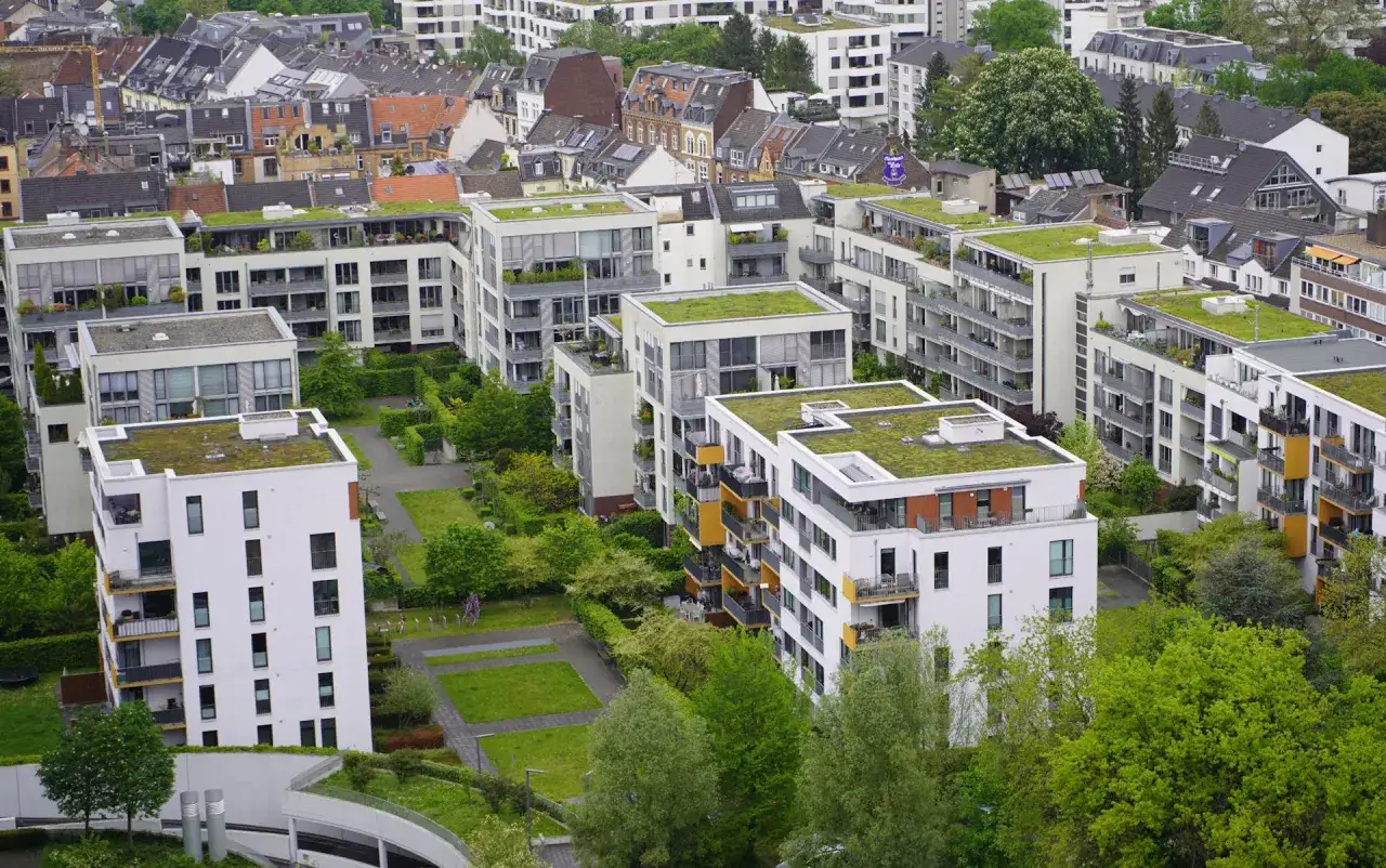 Gr&uuml;ne D&auml;cher auf modernen Geb&auml;uden pr&auml;gen dieses Bild einer kompakten Stadt.