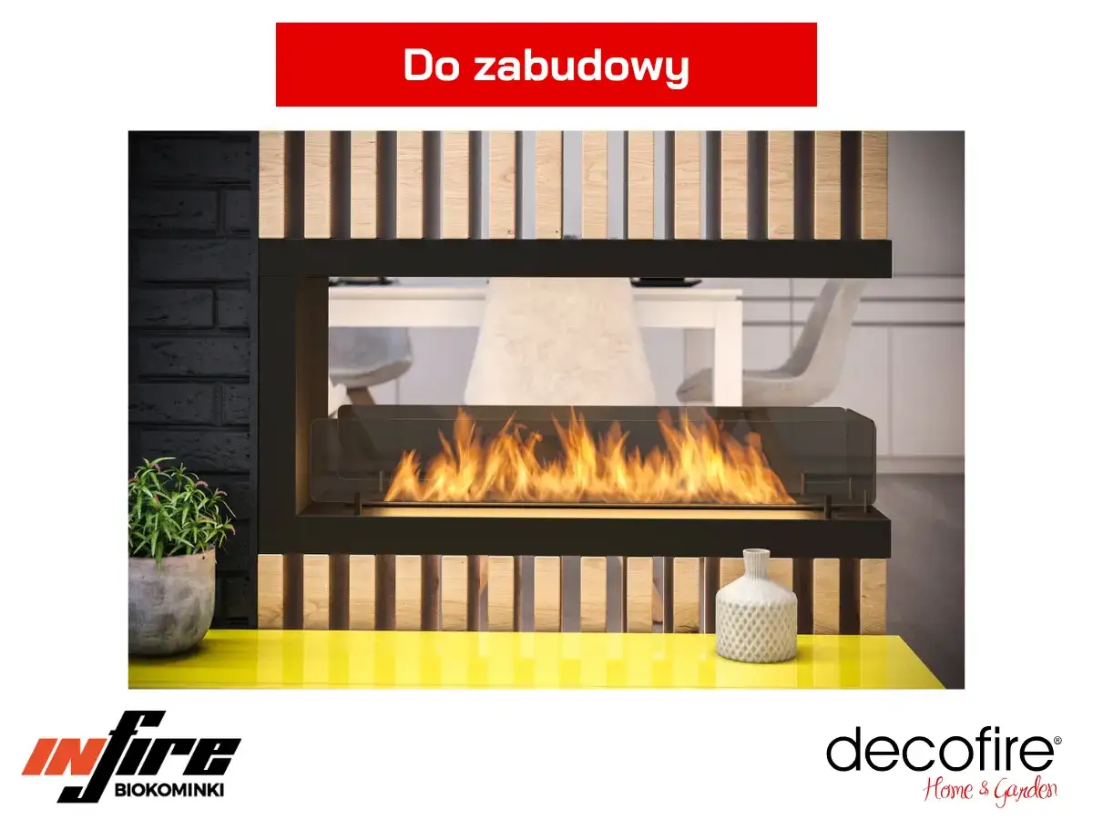 Nowoczesny kominek bio do zabudowy z palącym się ogniem, otoczony drewnianymi lamelami i czarną cegłą.