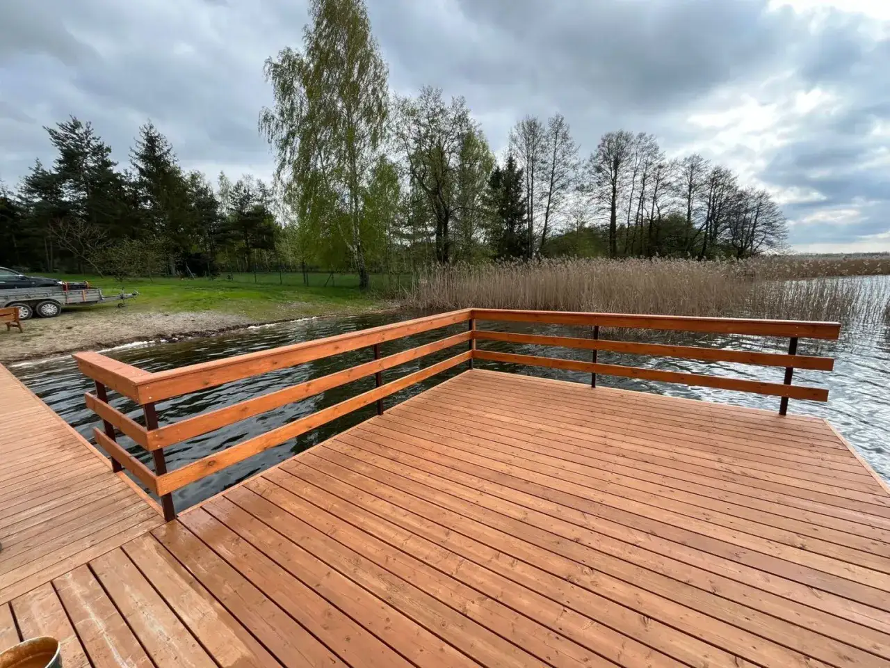 Nowy, drewniany pomost na stawie, gotowy do użytku. Idealne miejsce, by podziwiać naturę i odpocząć nad wodą.