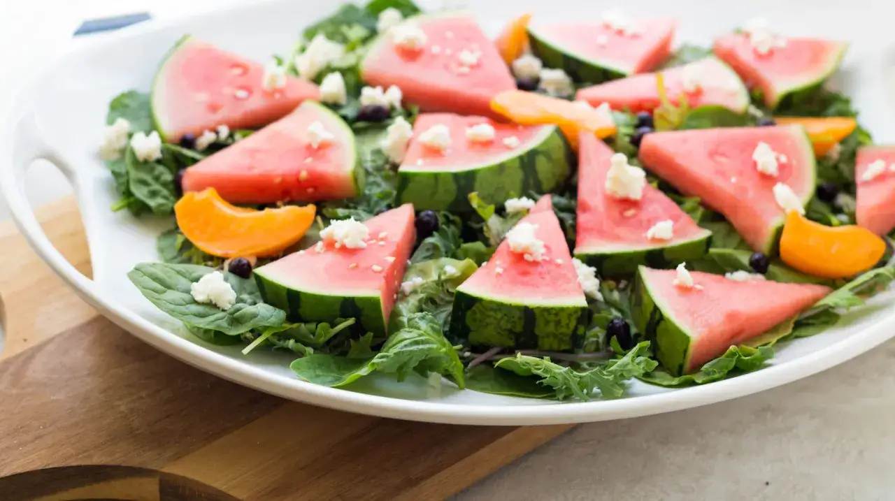 Sommarfräsch sallad med vattenmelon, fetaost och aprikoser. Vattenmelon nyttigt och gott!