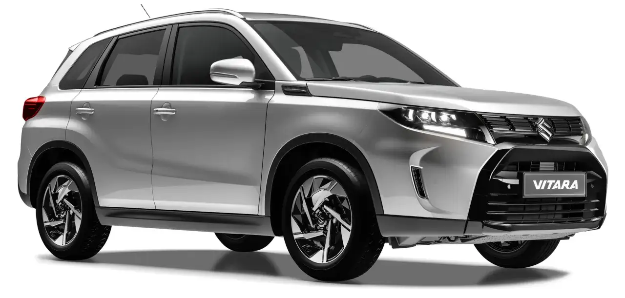 En silverf&auml;rgad Suzuki Vitara Hybrid, redo f&ouml;r ett test. Denna SUV kombinerar stil med effektivitet.