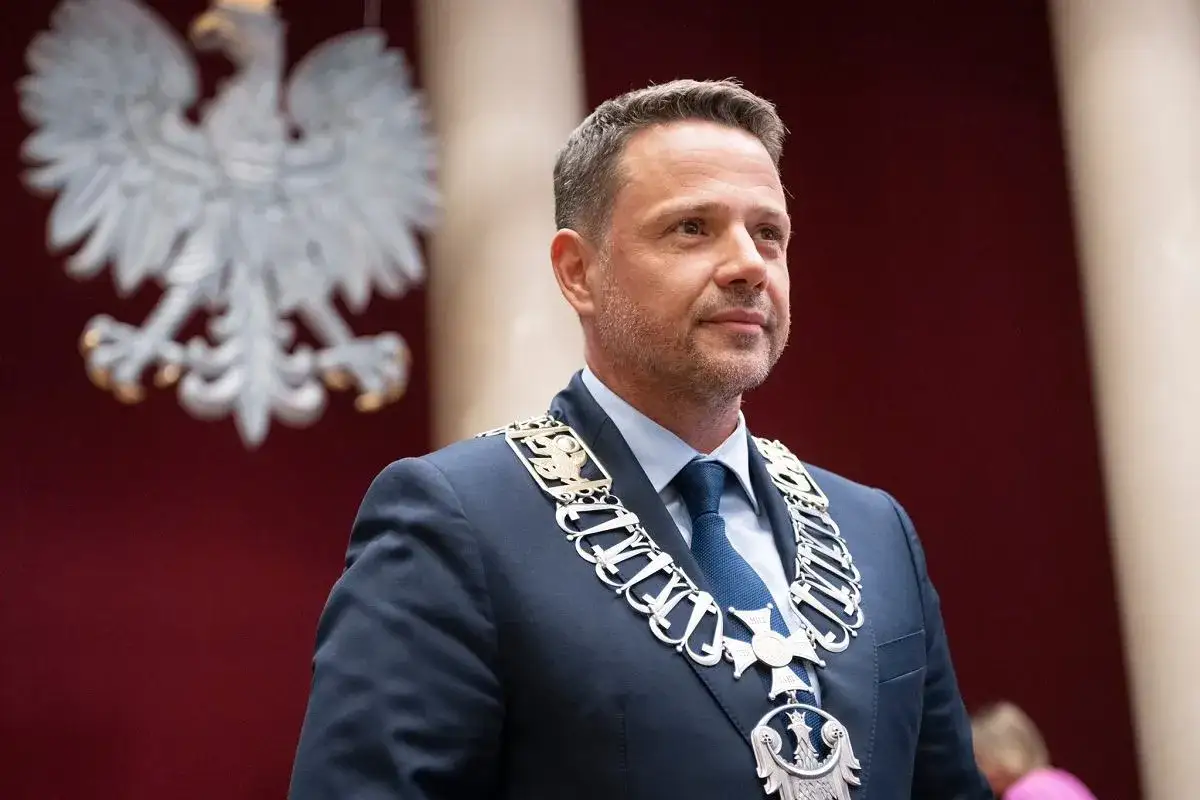 Rafał Trzaskowski w łańcuchu z orłem. Chcesz nawiązać kontakt e-mail?
