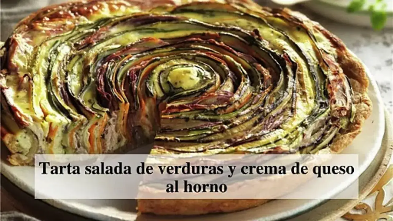 Un delicioso quiche de verduras con espirales de calabacín, zanahoria y berenjena, horneado con una cremosa base de queso.