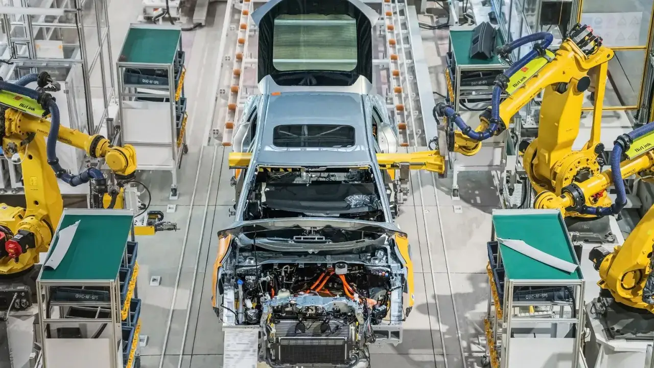 Linia produkcyjna z robotami montującymi samochód. Czy to honda z jakiego kraju?