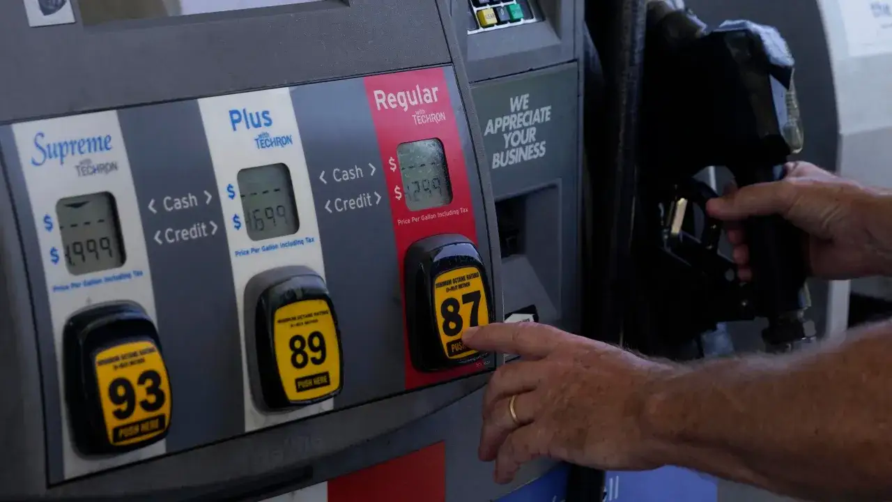 Prezzo della benzina: Supreme a $1.99, Plus a $1.69, Regular a $1.29. La mano sceglie l'87.