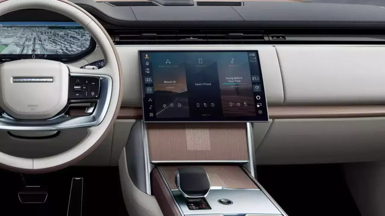 Luxuri&ouml;ses Cockpit eines Range Rover Approved. Navigationssystem, Touchscreen mit Musik und Telefon, Lederlenkrad.