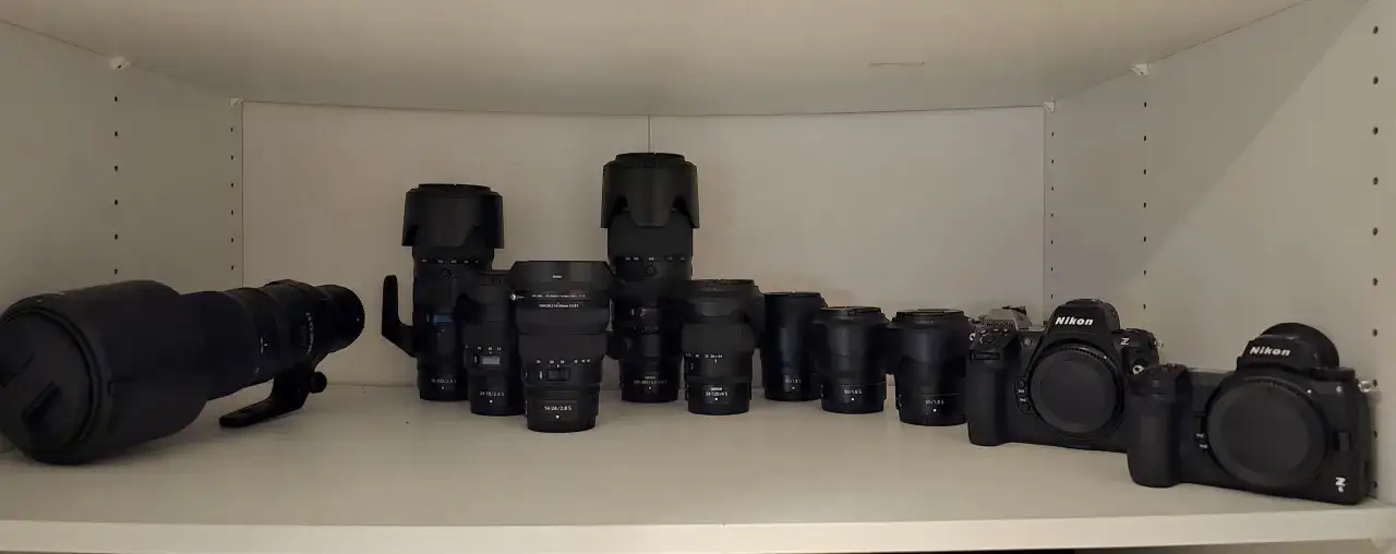 Kolekcja obiektywów Nikon Z i aparatów, w tym imponujący teleobiektyw 180-600 mm. Wśród nich znajdziemy też obiektywy sigma.