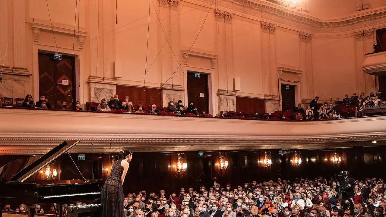 Widownia w operze, pianistka przy fortepianie, publiczność w maskach. To scena z międzynarodowego konkursu pianistycznego im. Fryderyka Chopina.